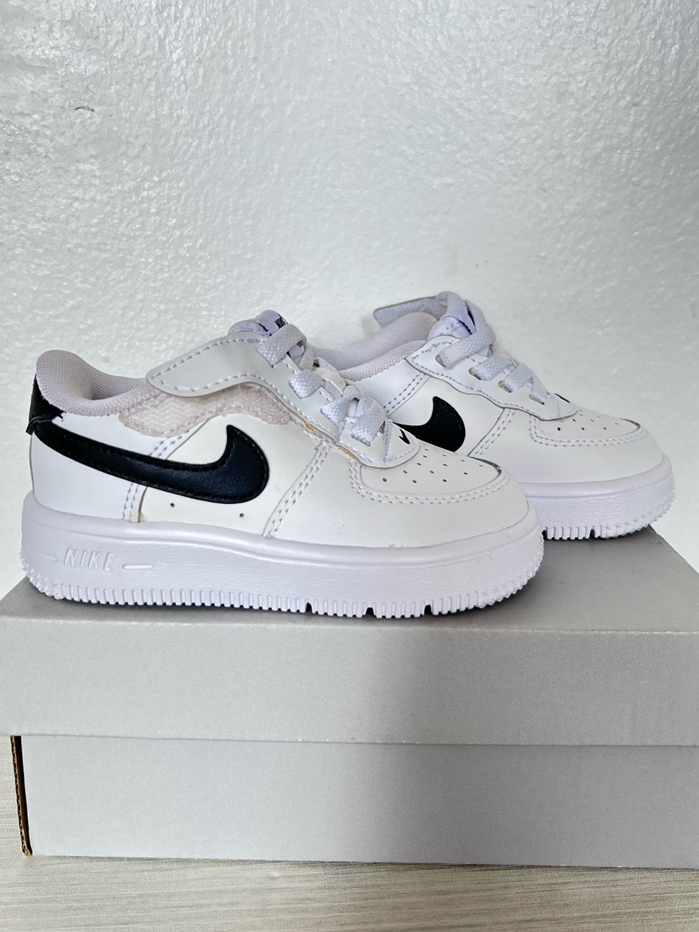 Nike Force 1 Baby/Toddler White and Black Low Easyon Sneakers Size 6c